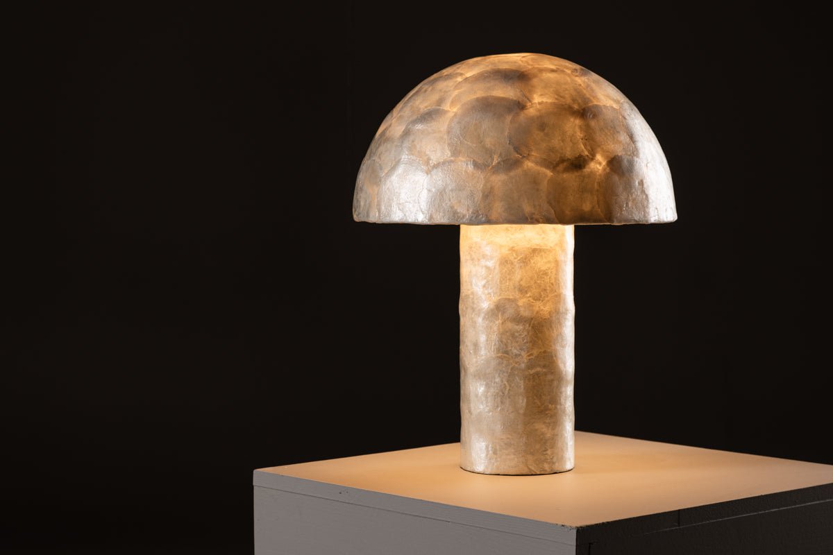 Bordlampe „Aurora“ – Elegant design i Capiz med blødt lysglimt