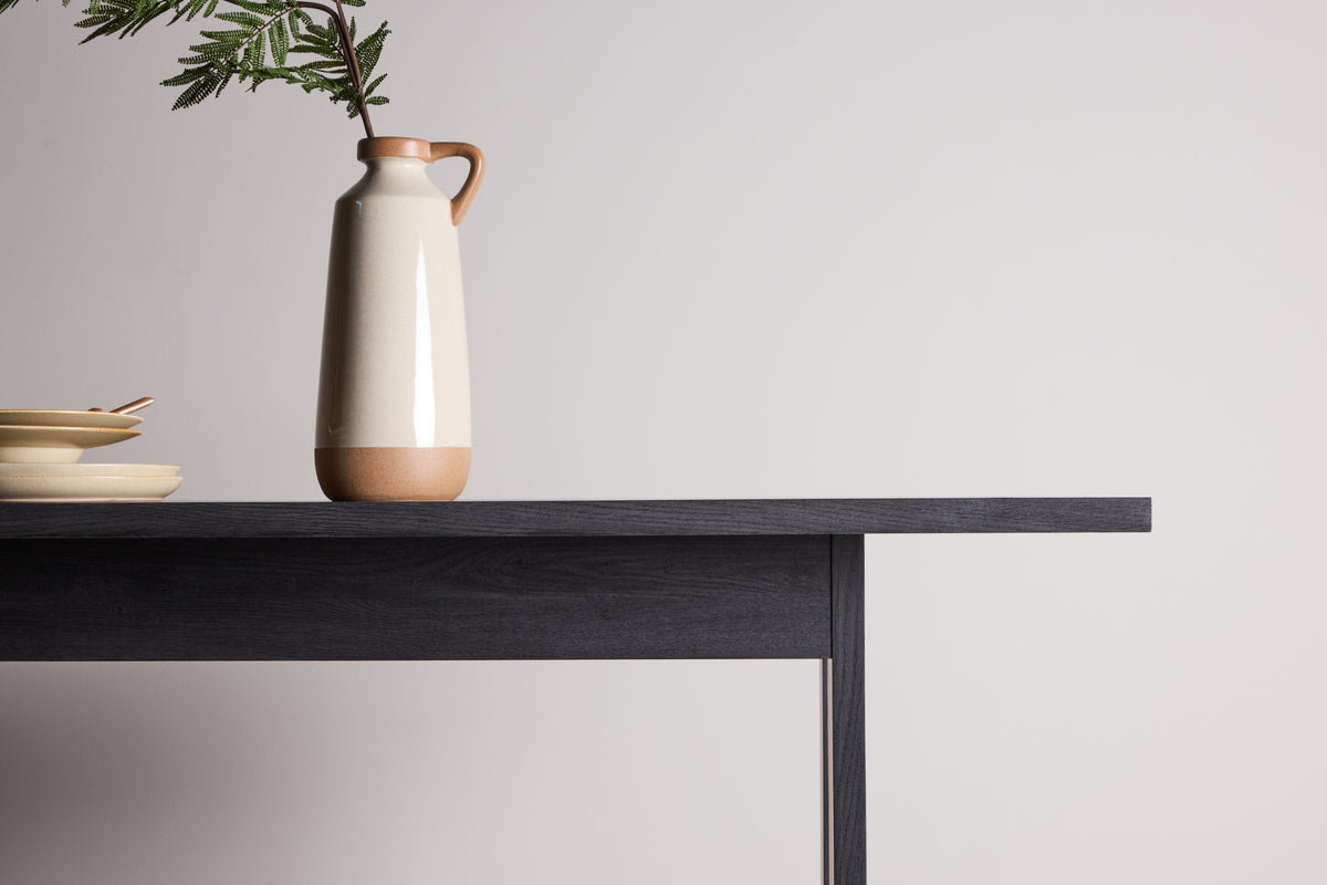 Spisebord Tully - et rektangulært spisebord i elegant Sort