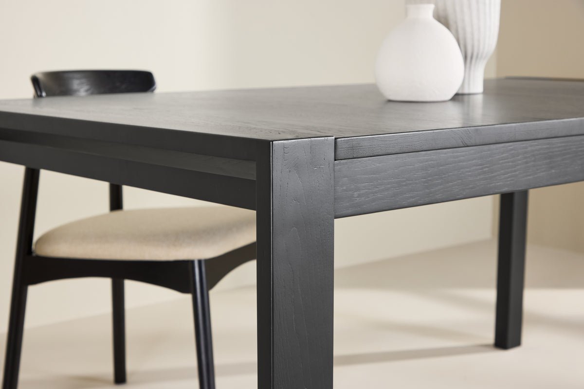 Spisebord Wainui - fremstillet af robust egetræ