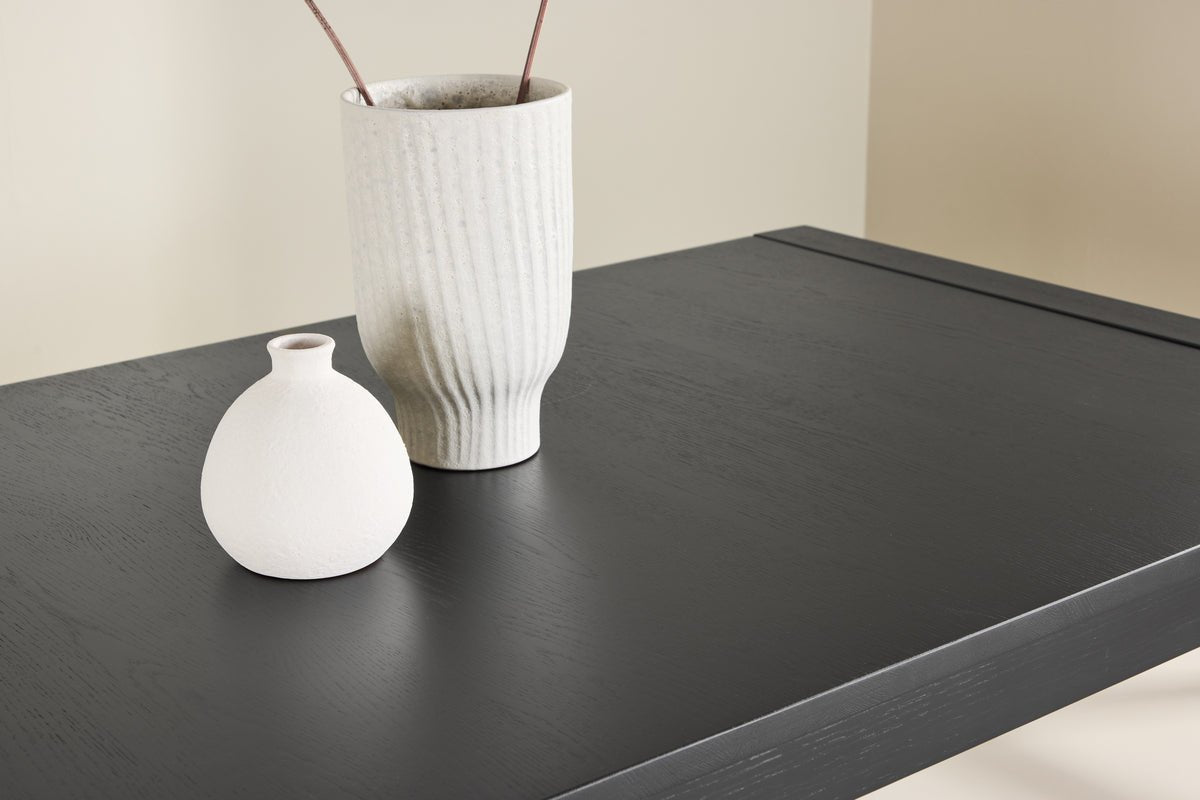 Spisebord Wainui - fremstillet af robust egetræ