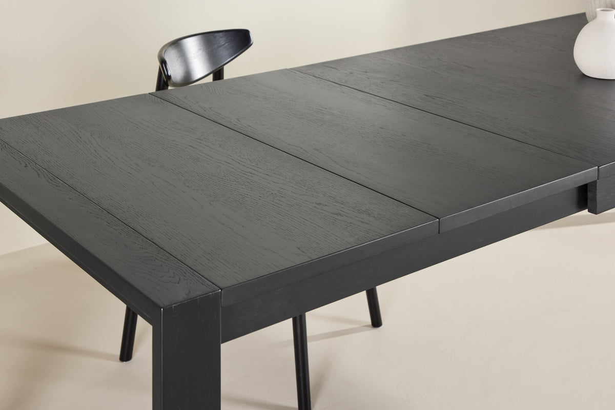 Spisebord Wainui - fremstillet af robust egetræ