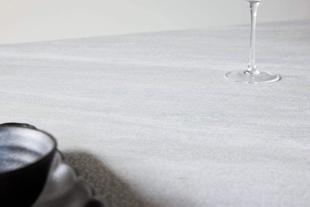 Spisebord Lior 120×120 cm i Lysegrå med MDF-ramme