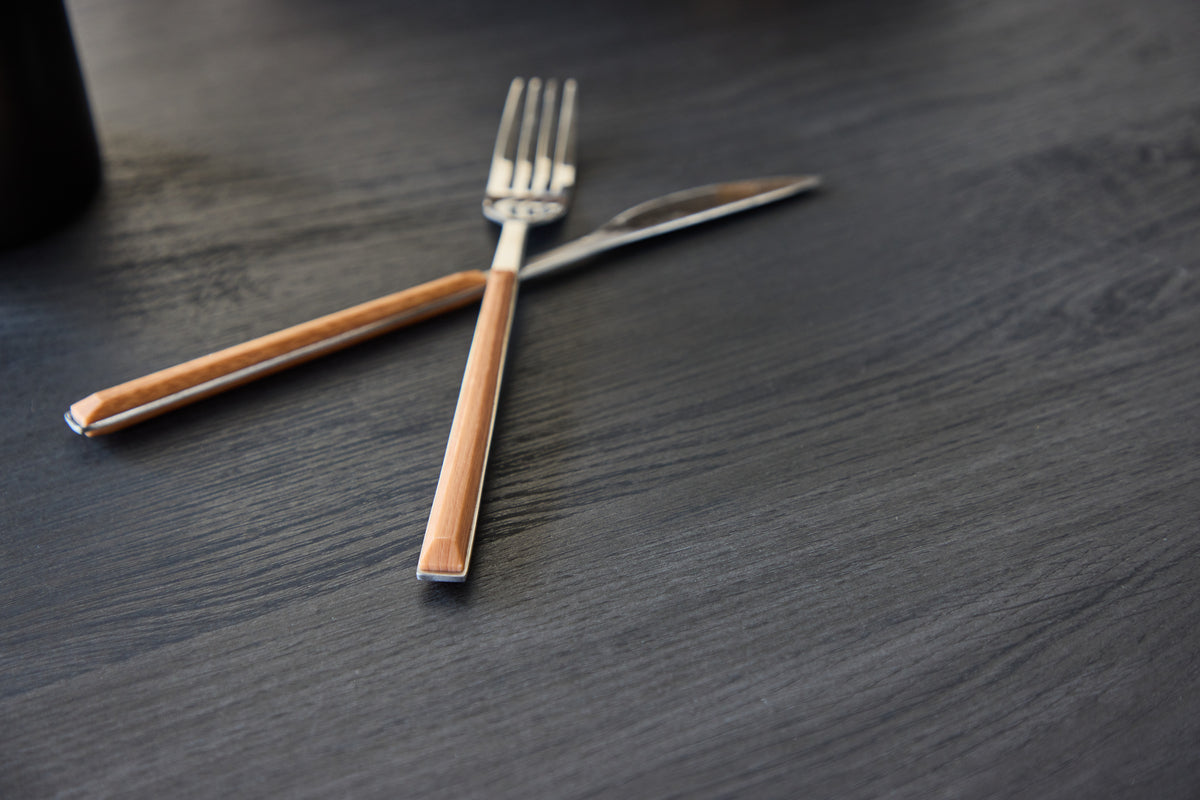 Spisebord Baylin – et rundt spisebord i sort MDF