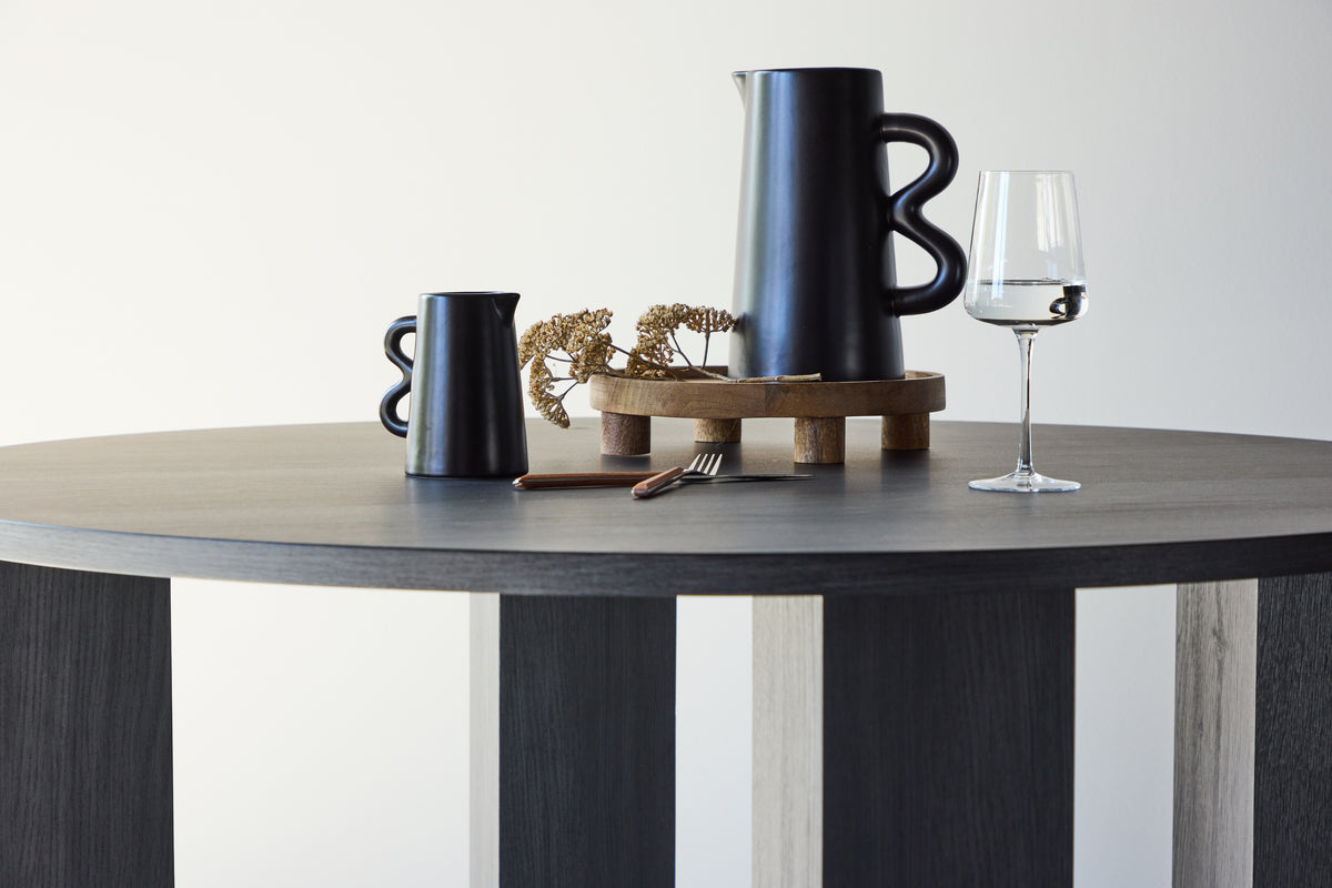 Spisebord Baylin – et rundt spisebord i sort MDF