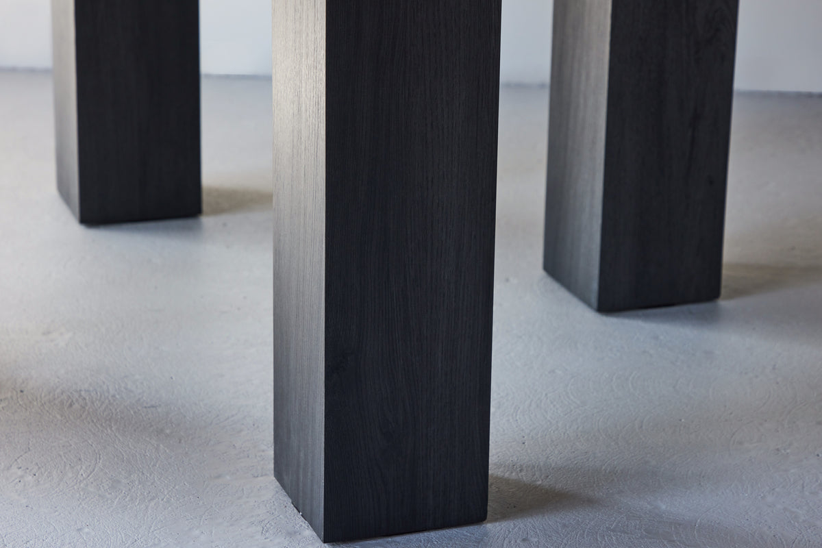 Spisebord Baylin – et rundt spisebord i sort MDF