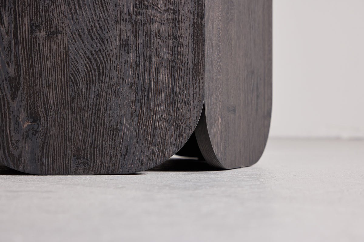 Spisebord Agesta - rundt spisebord med bordplade i lysegrå, mokka og sort