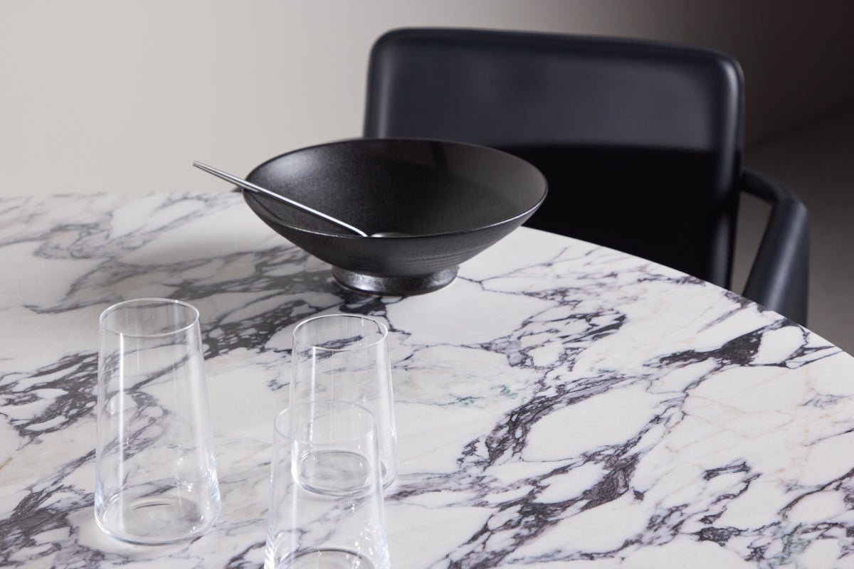 Spisebord Agesta - rundt spisebord med bordplade i lysegrå, mokka og sort