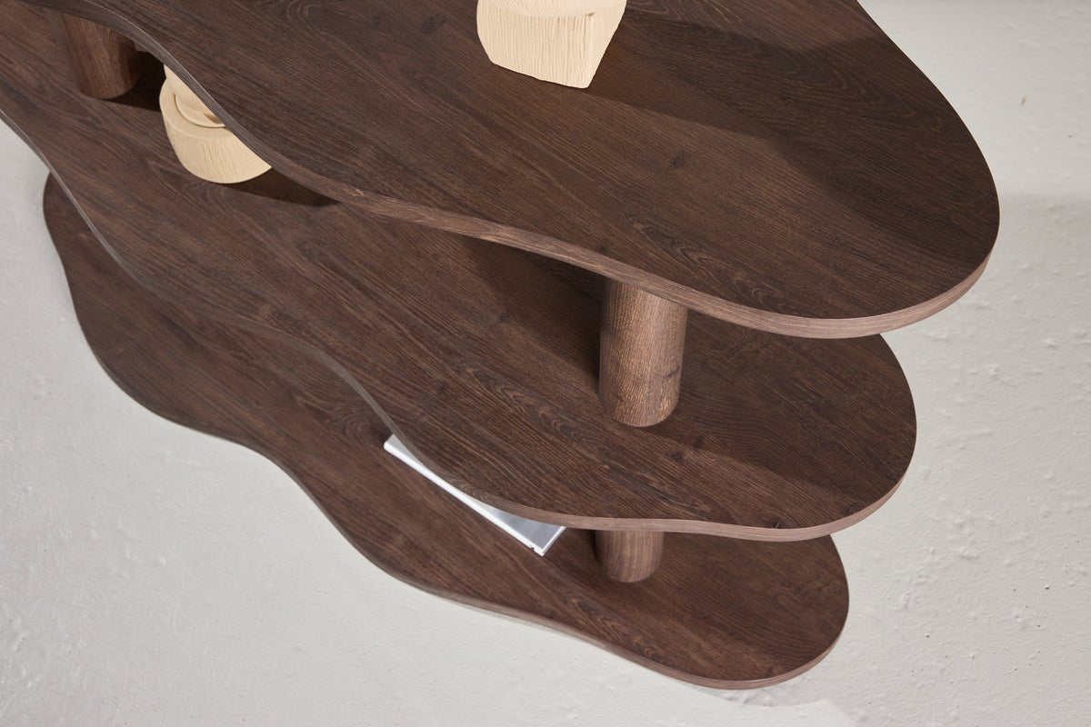 Regal Aureo – 3-etagers reol i mocca med bølgeform