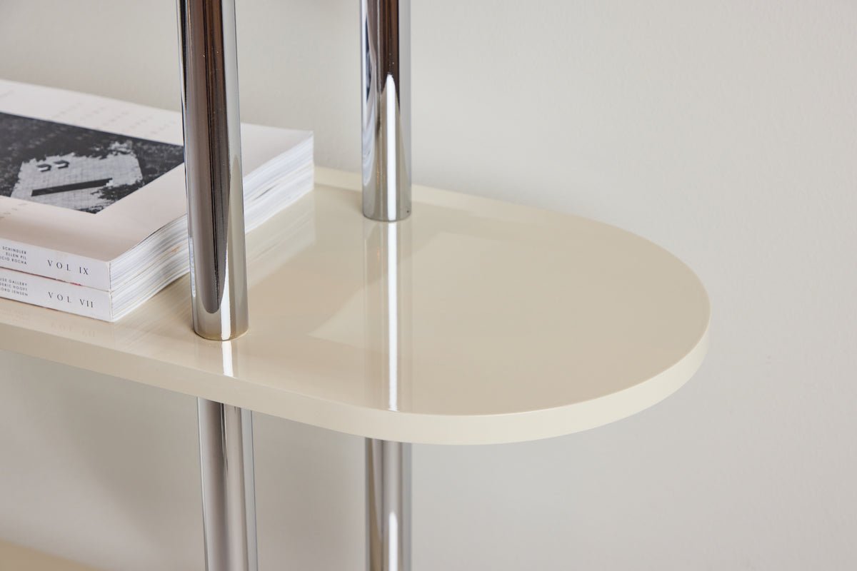 Regal Marano – Hvid med kromstænger i moderne design