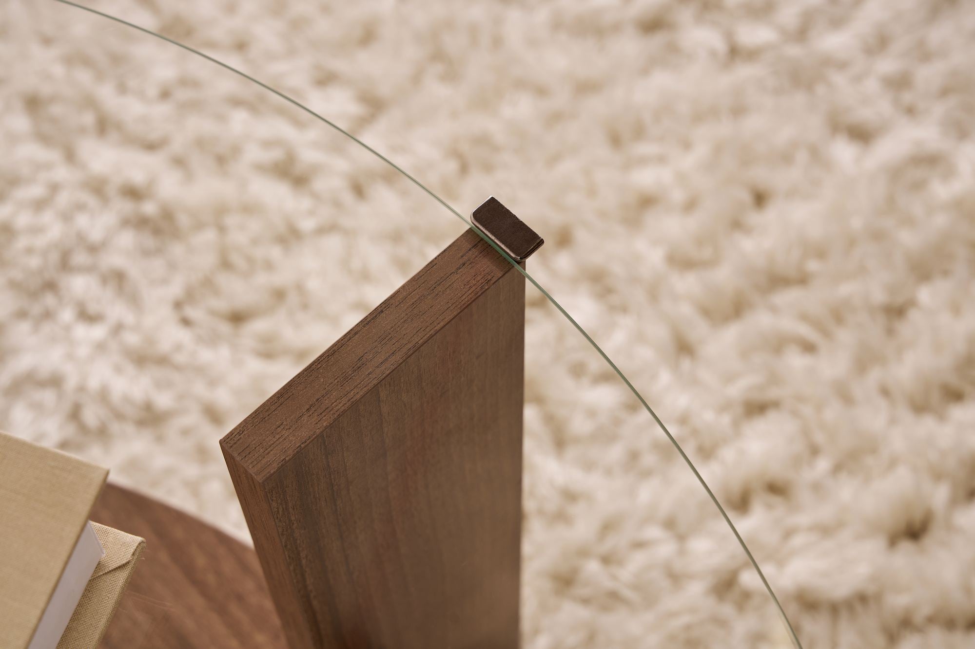 Sofabord Davira - med rund glasplade og trælook