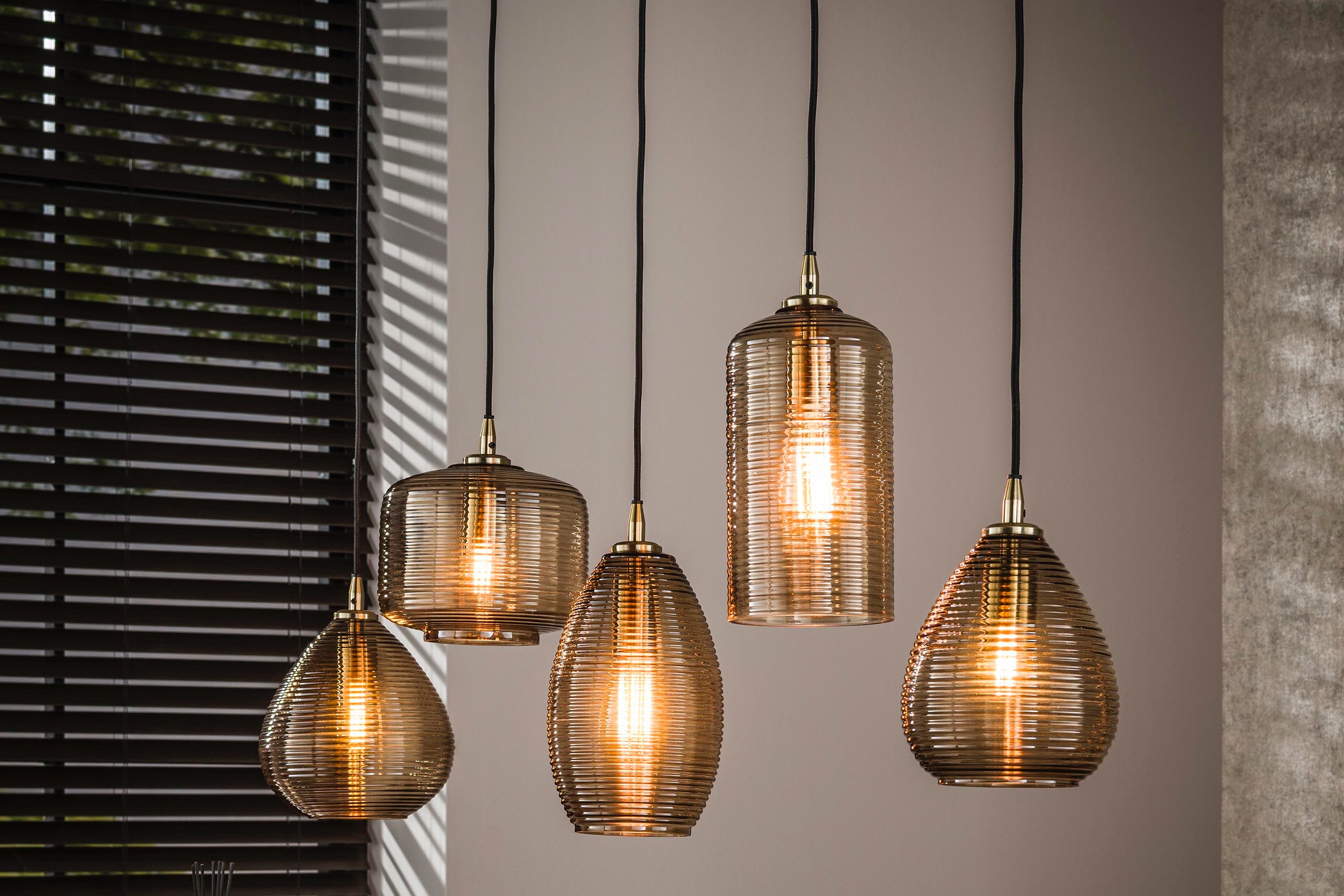 Pendellampe Lumira – Håndlavede glasskærme i røgbrun (5-flammet)