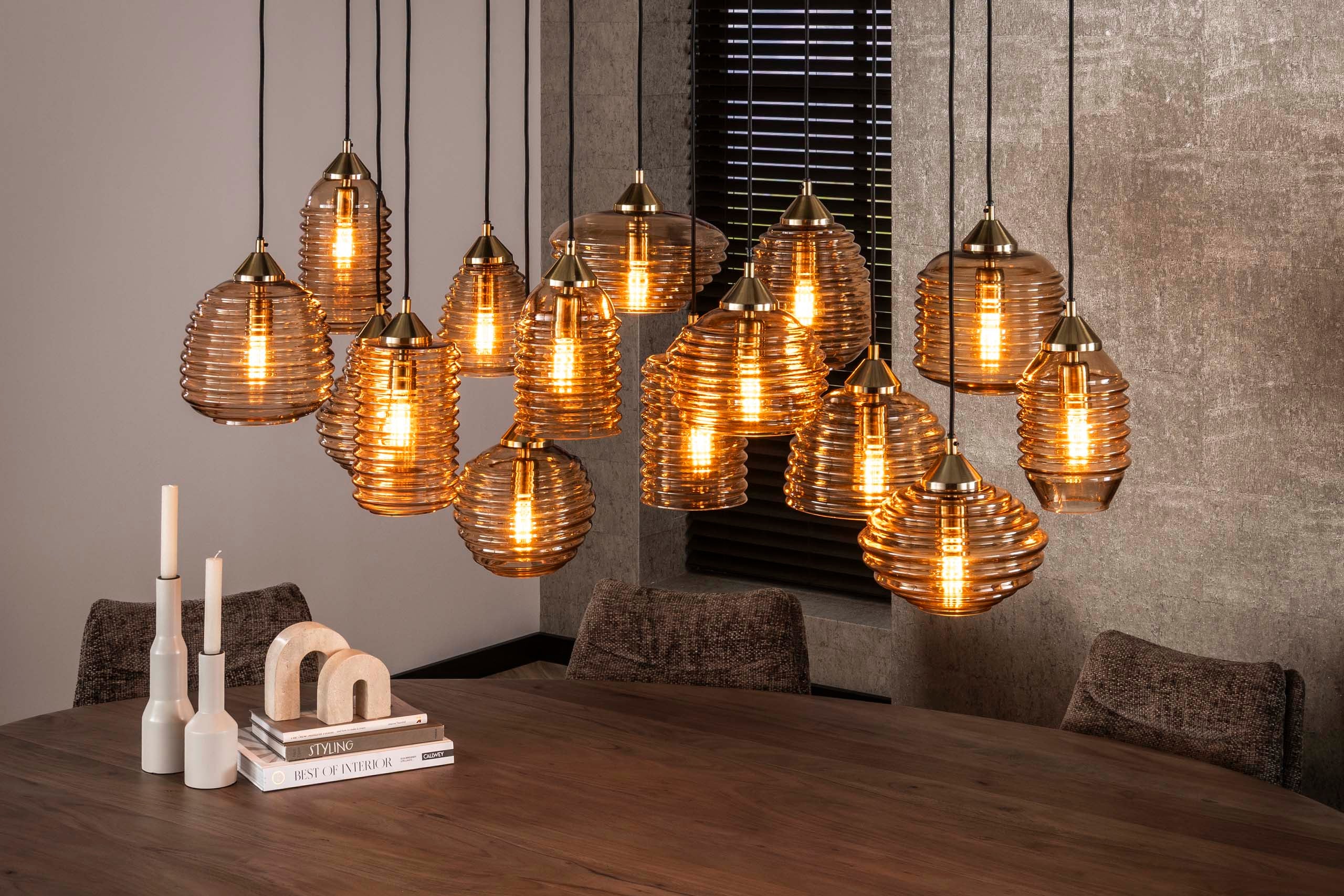 Pendellampe "Solaro" – med 15 lamper i Rib-glasdesign og ravfarvet