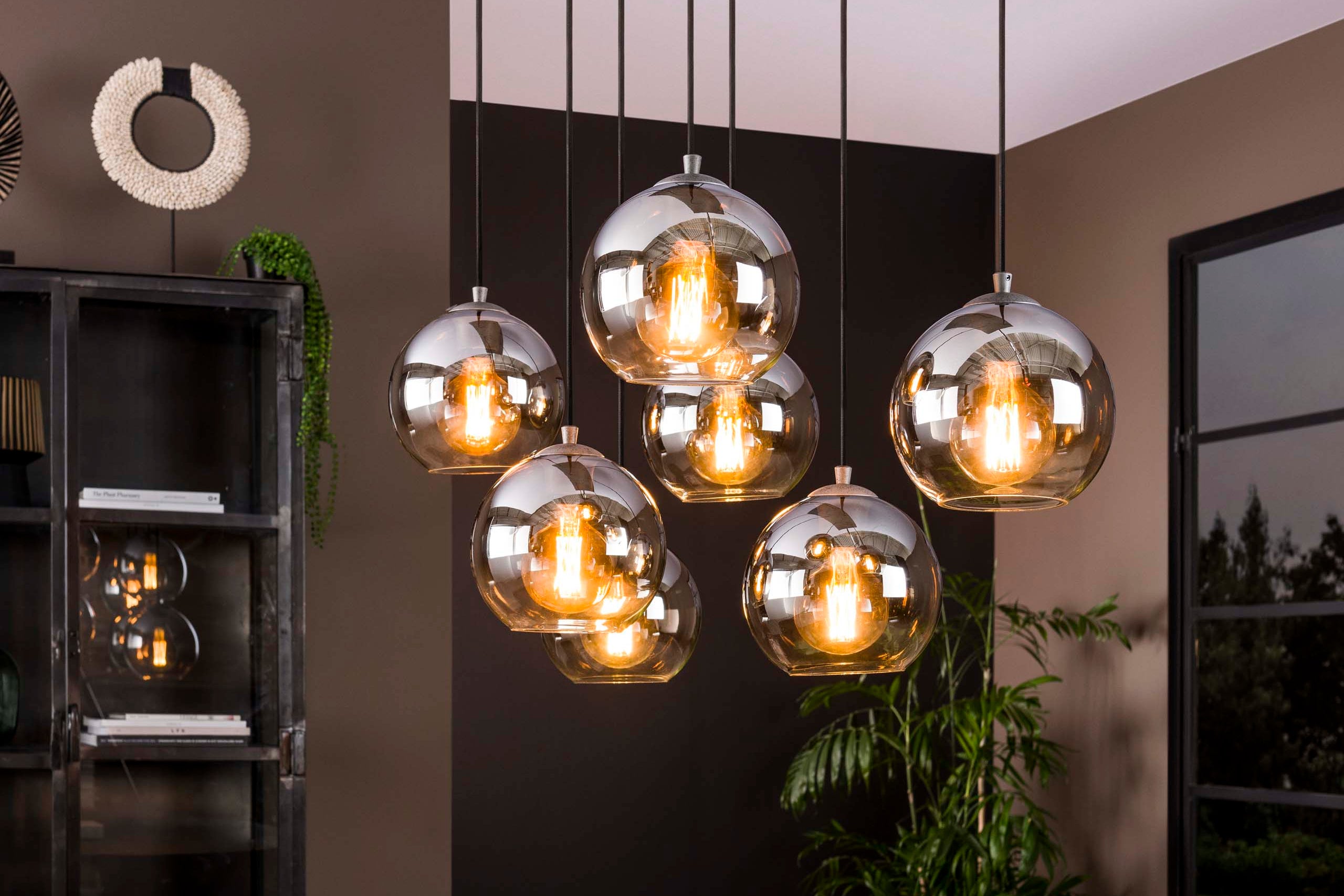 Pendellampe „Clarus“ – Røget glas med farvegradient og metalbeslag