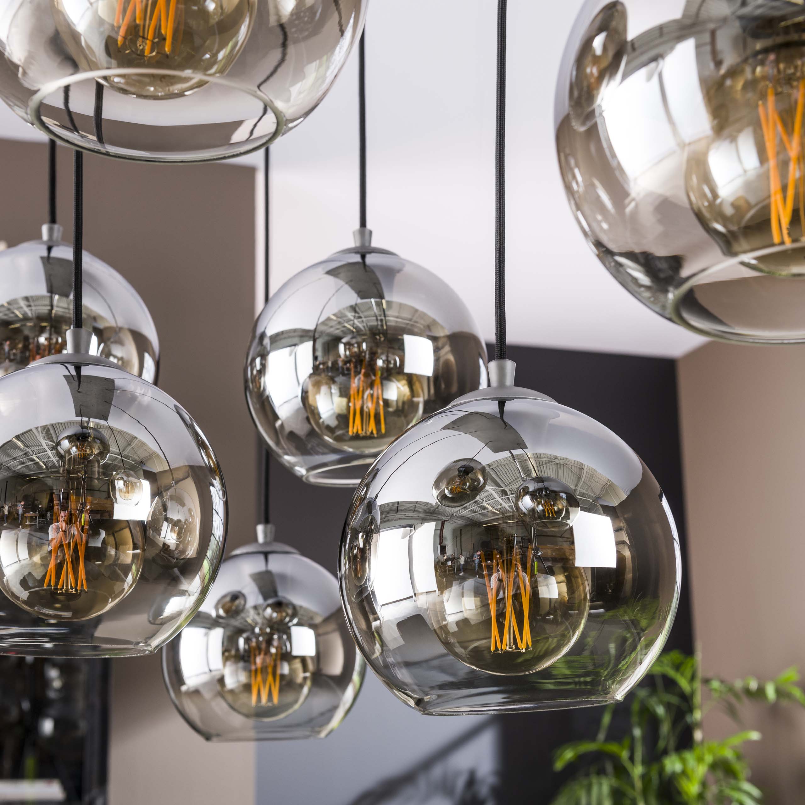 Pendellampe „Clarus“ – Røget glas med farvegradient og metalbeslag