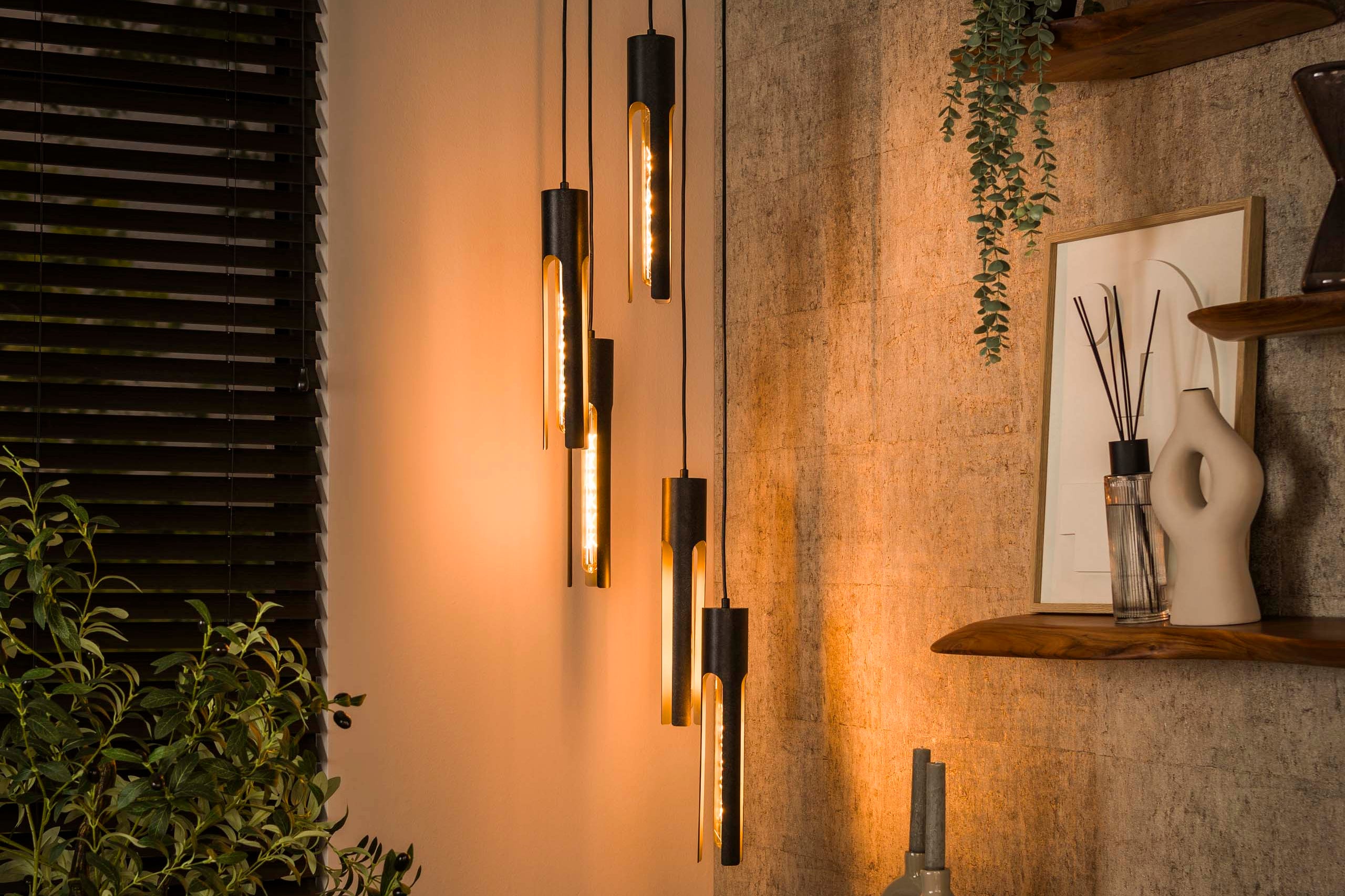 Pendellampe „Fenora“ – Trappet med 5 lamper i sort rørdesign