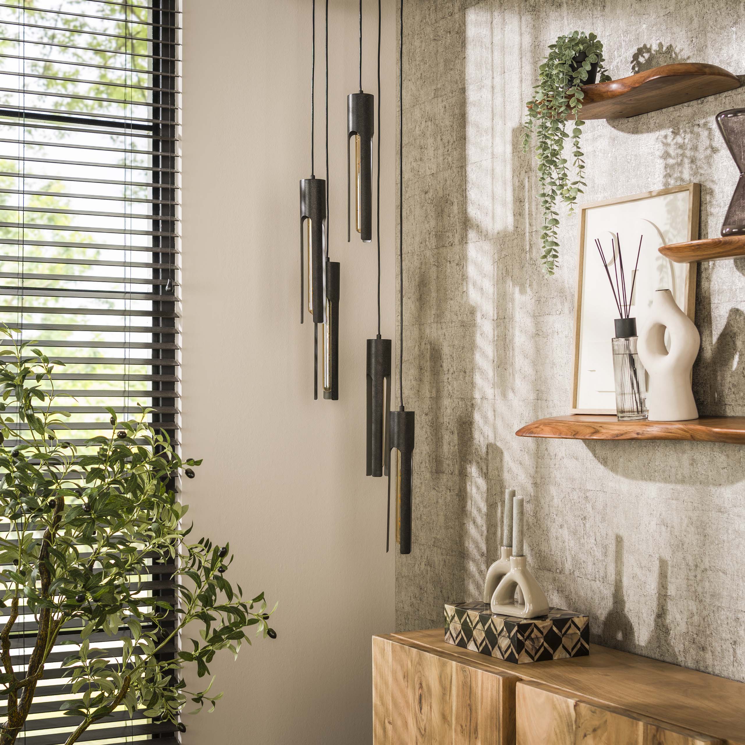 Pendellampe „Fenora“ – Trappet med 5 lamper i sort rørdesign