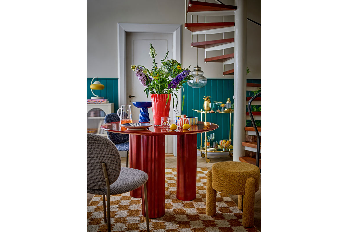 Esstisch Rufia – Skulpturales Design in Rot