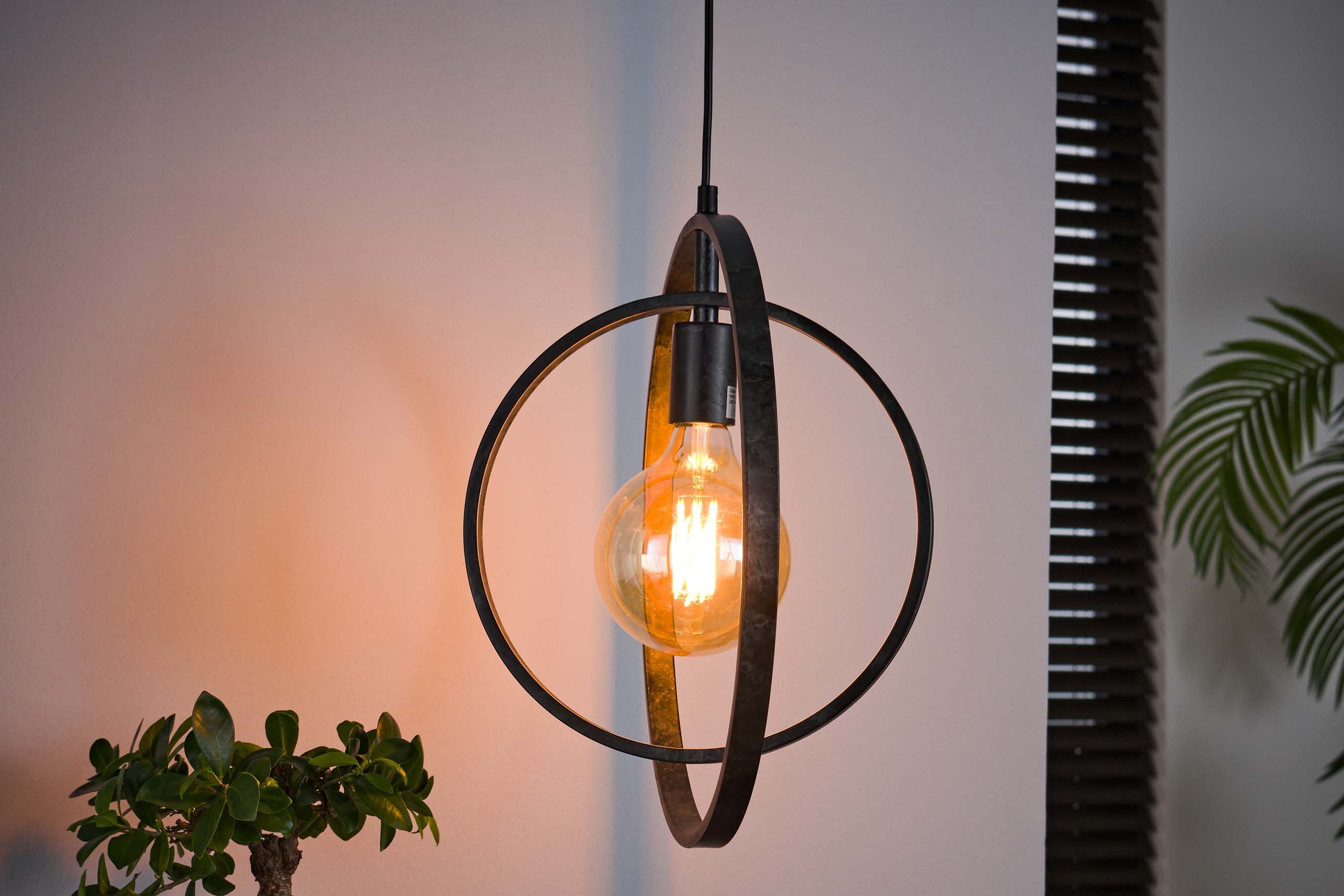 Pendellampe Orbitra – Drejeligt ringdesign i antracit