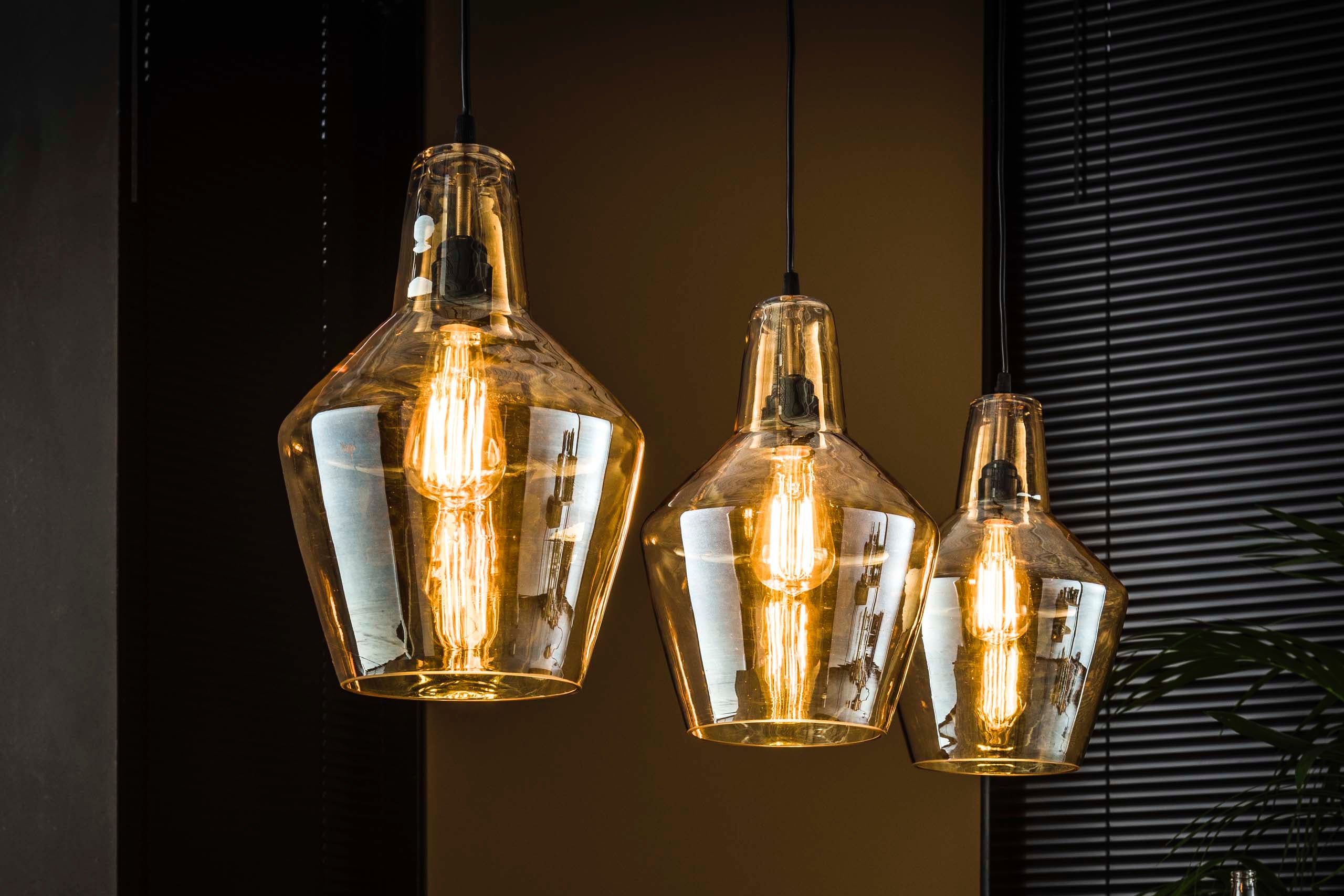 Pendellampe Virello – Kegleformede glasskærme i gammel sølv (3-flammig)