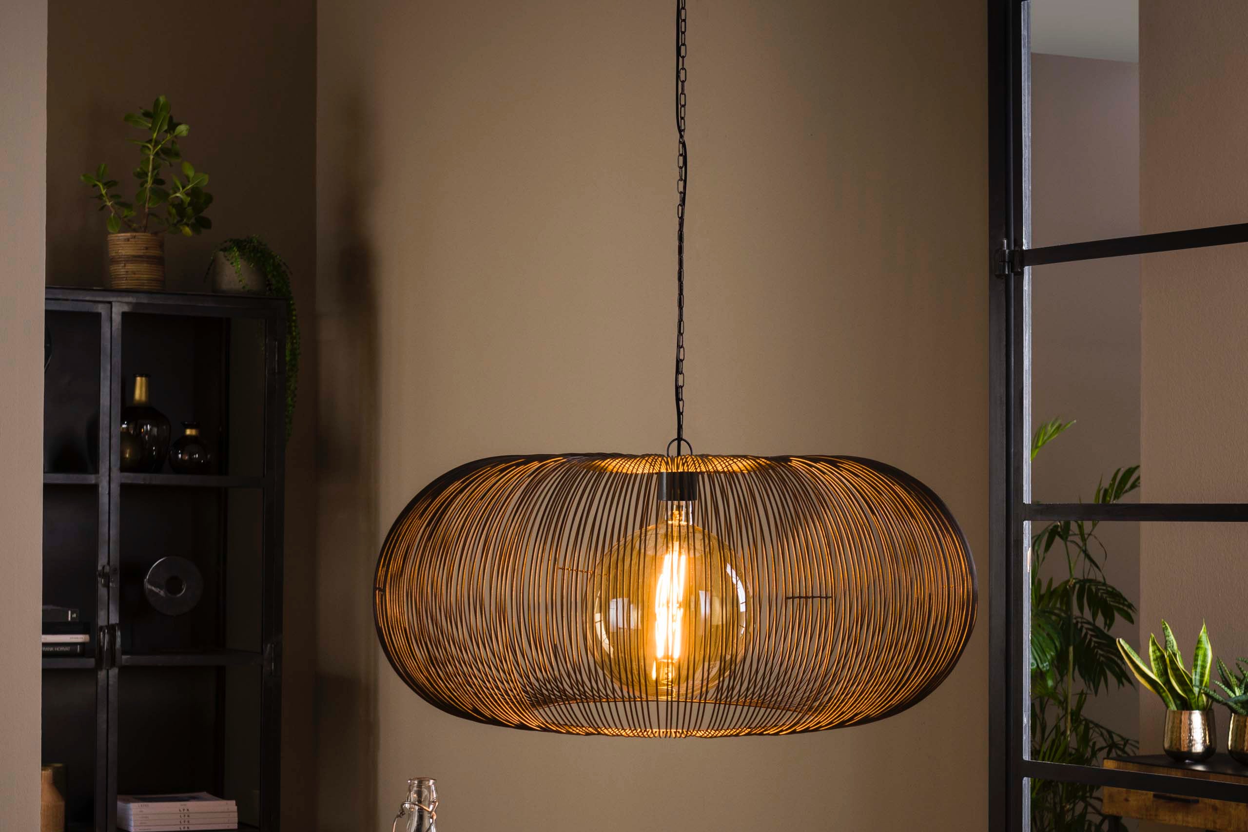 Pendellampe Aurex – Metalskive i sortnikkel med gyldne accenter