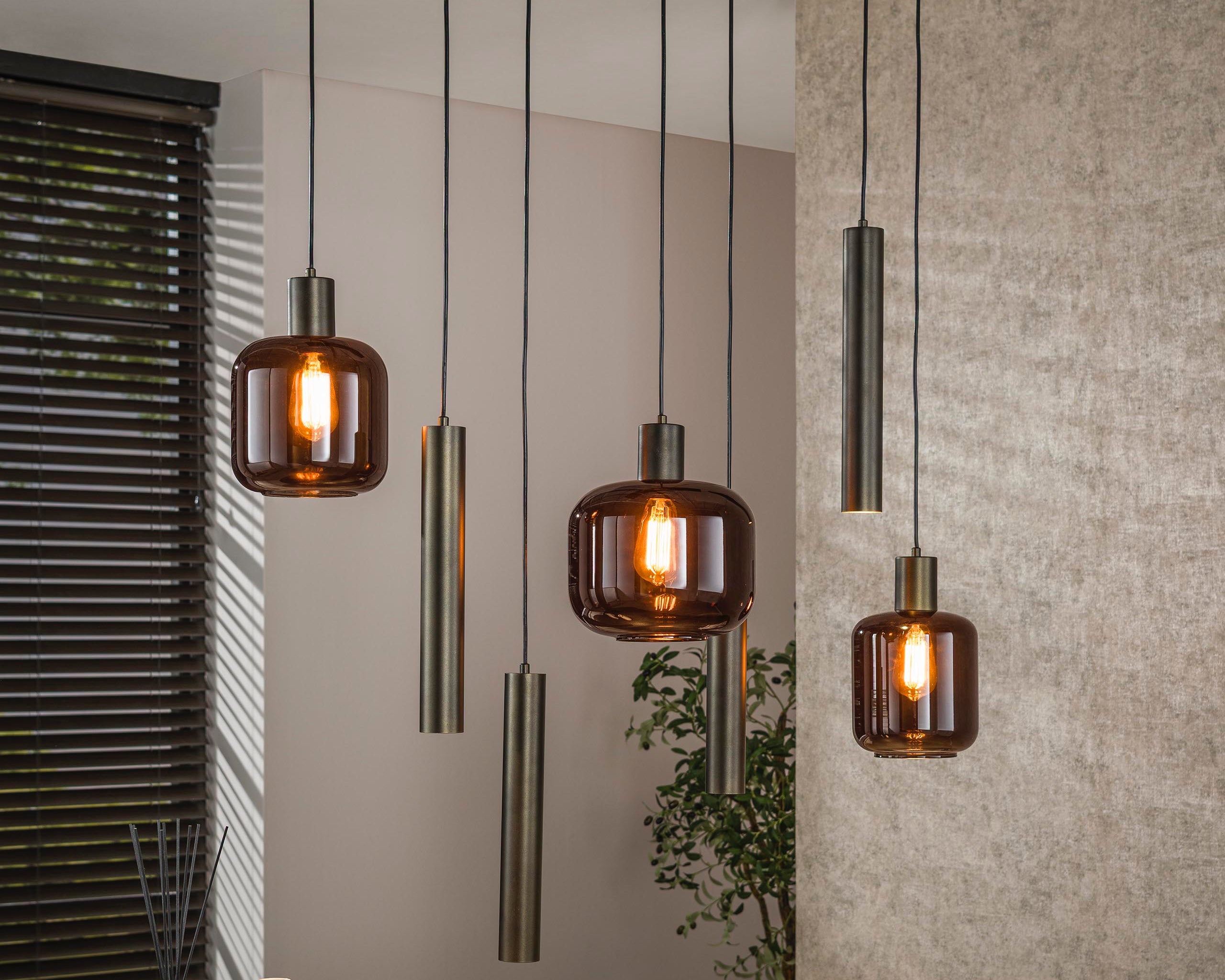 Pendellampe Sokka – 7 lamper med metal- og glaskupler i Brun