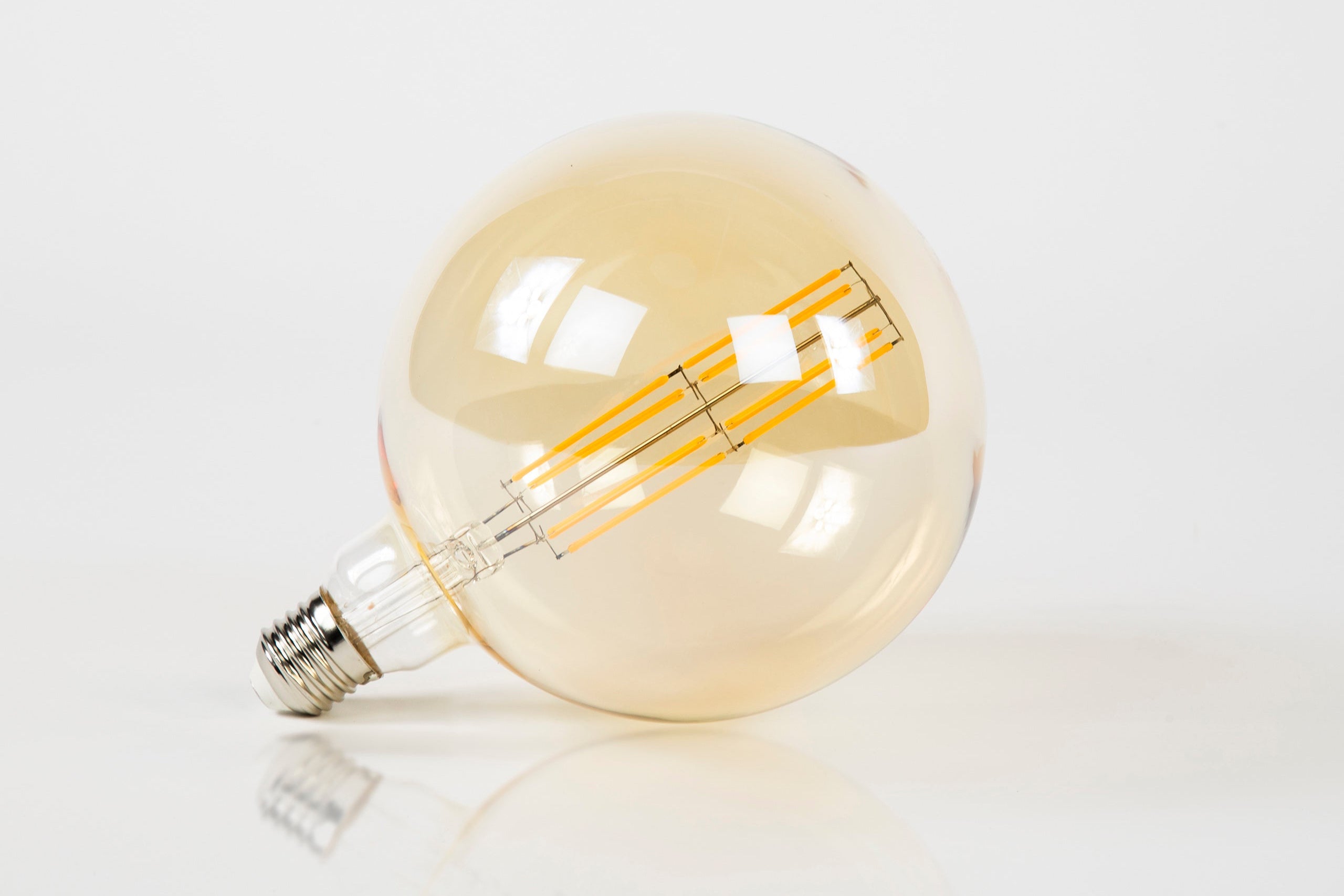 LED-Glühlampe Marty – G150-E27 mit amberfarbenem Glas