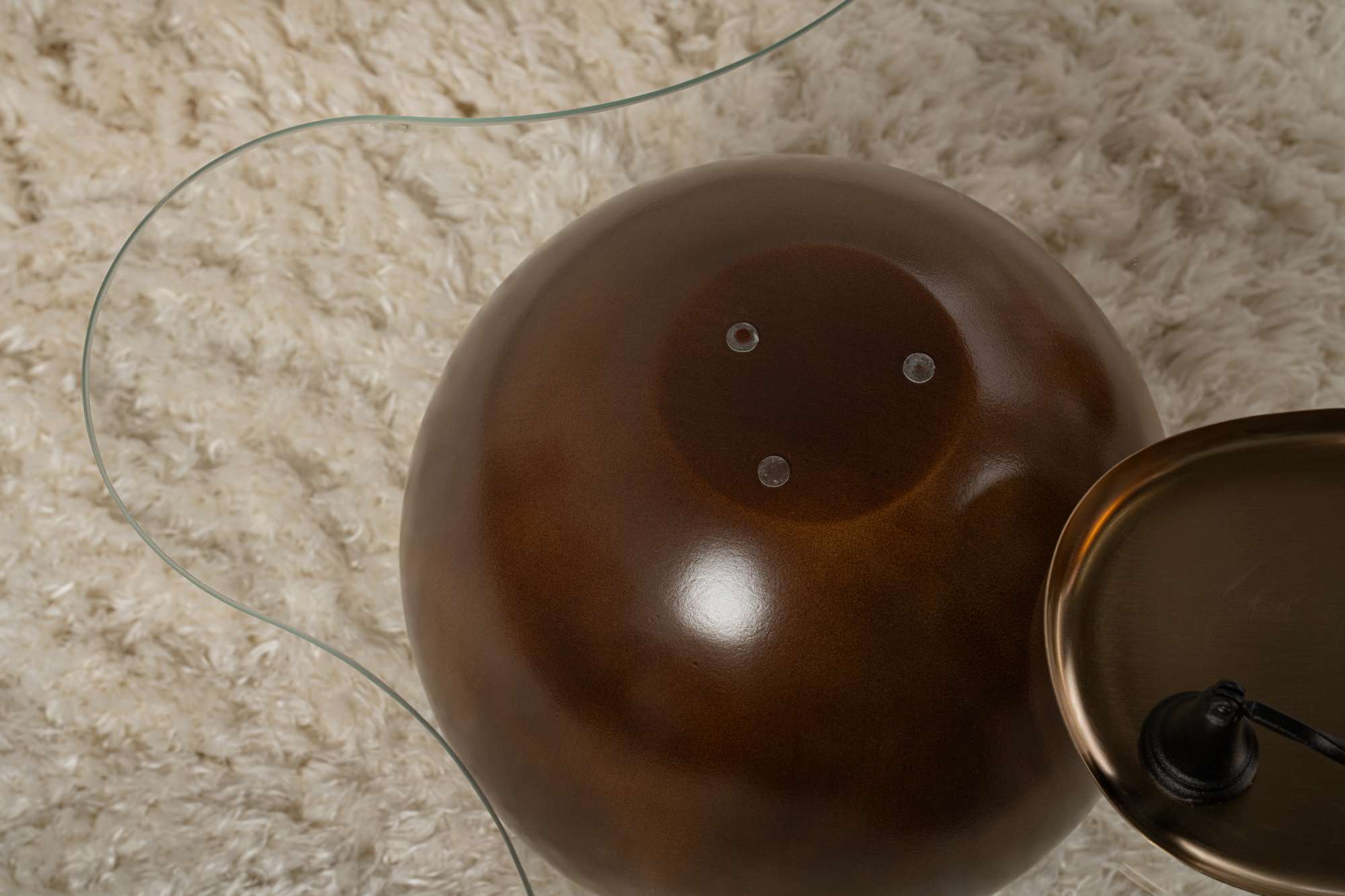 Sofabord Trevano - hærdet glasbordplade med bølgesilhuet