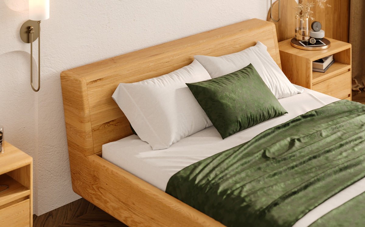 Designer træbed Arvelo i massiv eg med svævende udseende og skråt hovedgærde