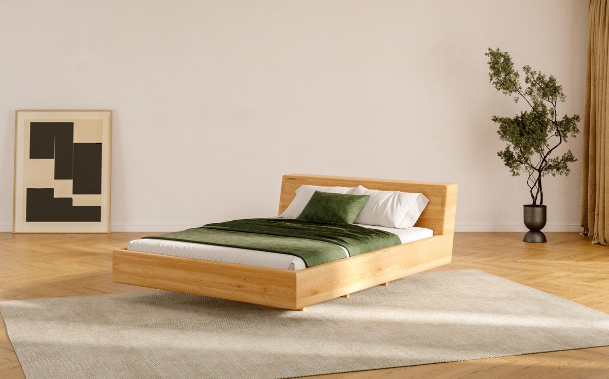 Designer træbed Arvelo i massiv eg med svævende udseende og skråt hovedgærde