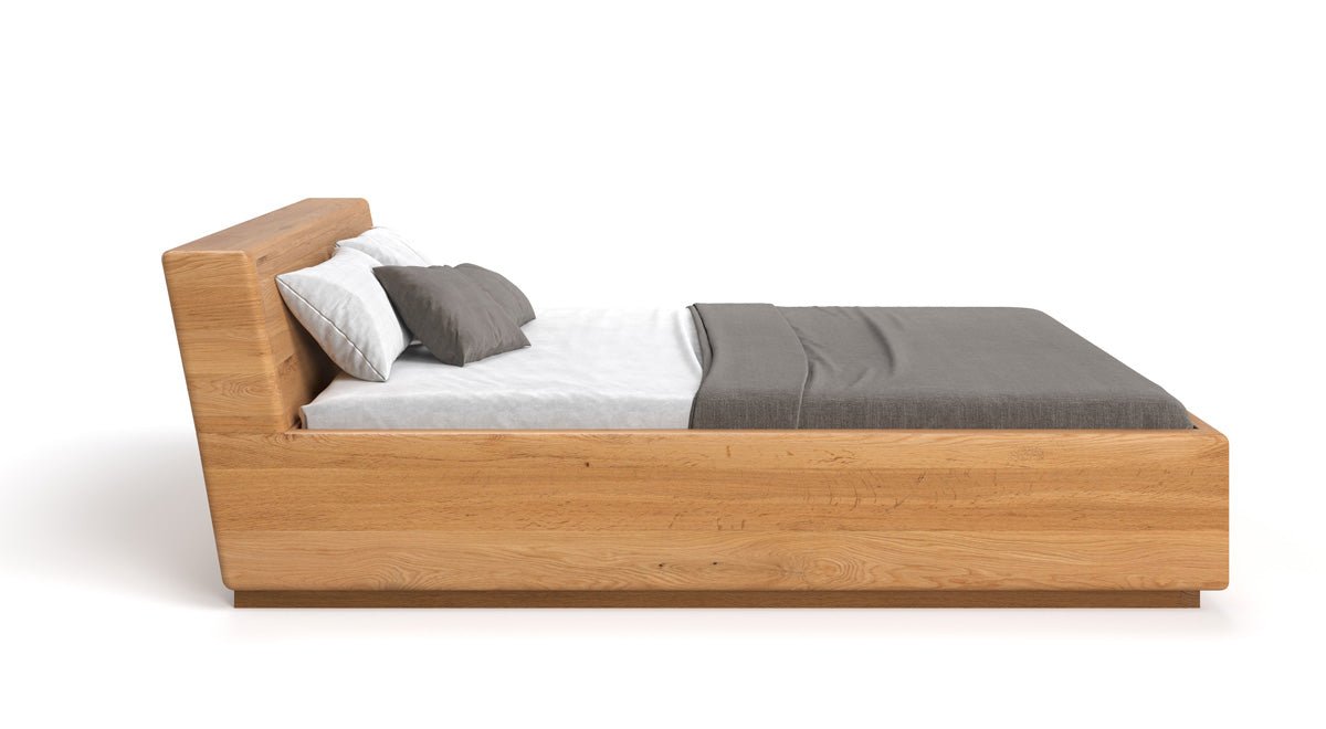 Designer træseng Calveno i massiv eg med opbevaring og skråt hovedgærde