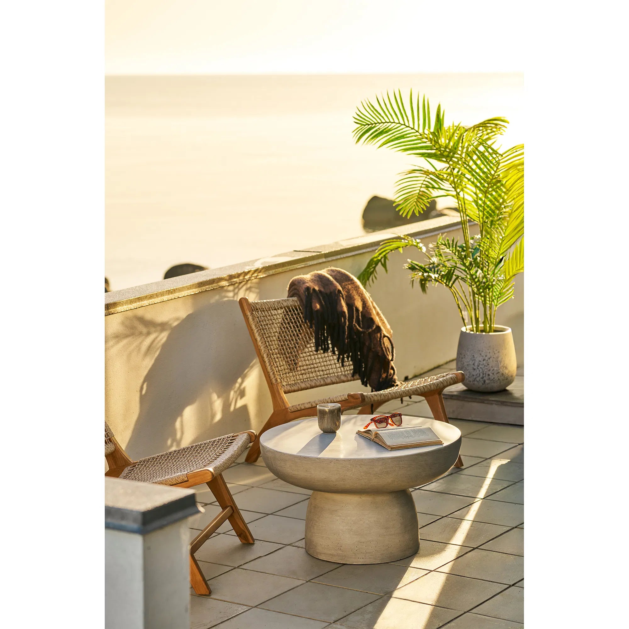 Garten Couchtisch Stonea – in skulpturaler Form aus Faserlehm in Grau