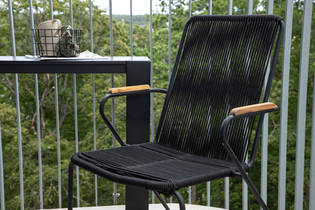 Gartenstuhl Sila - ein stilvoller Stuhl mit Holzakzenten in Schwarz oder Beige