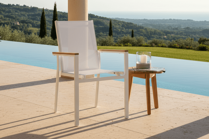 2er Set Gartenstuhl Lua - aus weißem Aluminium, mit Sitzfläche aus Textilene und Teakholz-Details