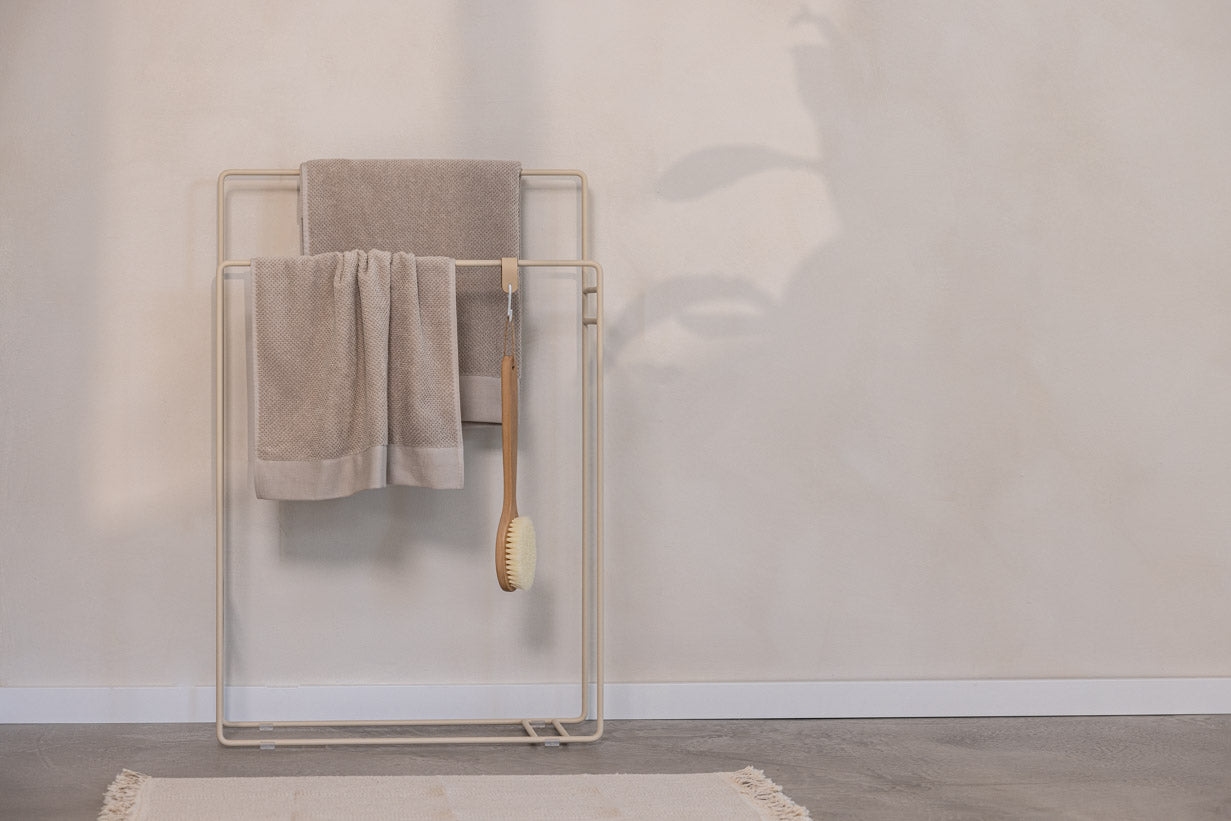 Garderobe/Håndklædeholder Delaya – Minimalistisk design i Metal