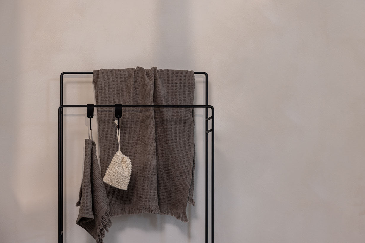 Garderobe/Håndklædeholder Delaya – Minimalistisk design i Metal