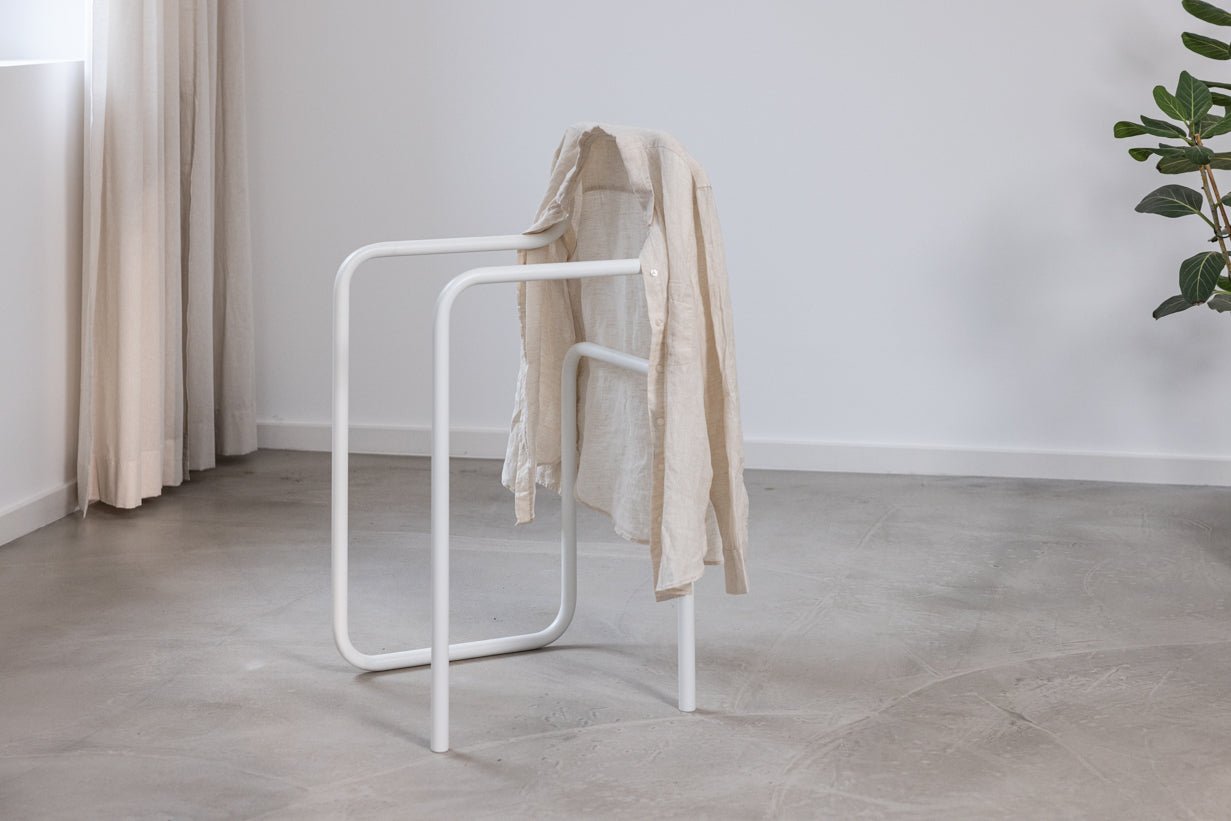 Garderobe James – Minimalistisk herretjener i stol-design