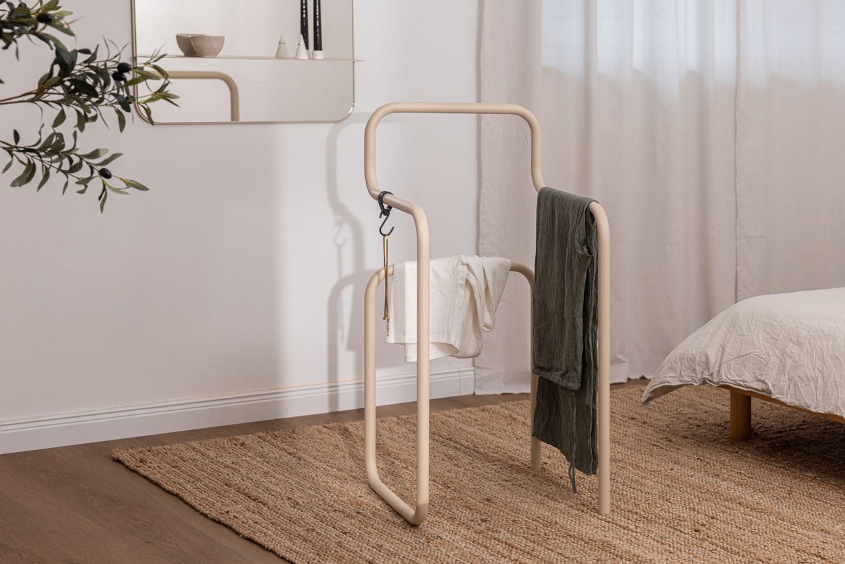 Garderobe James – Minimalistisk herretjener i stol-design