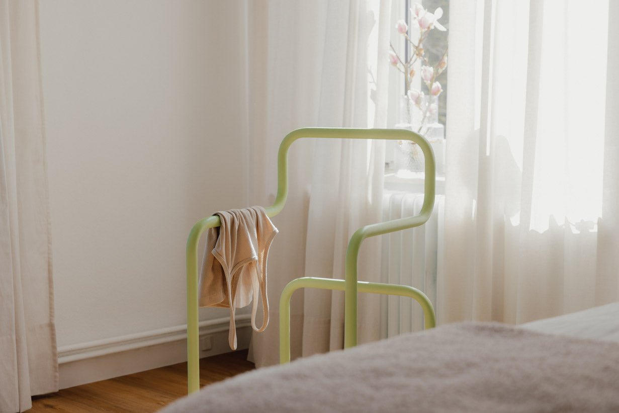 Garderobe James – Minimalistisk herretjener i stol-design