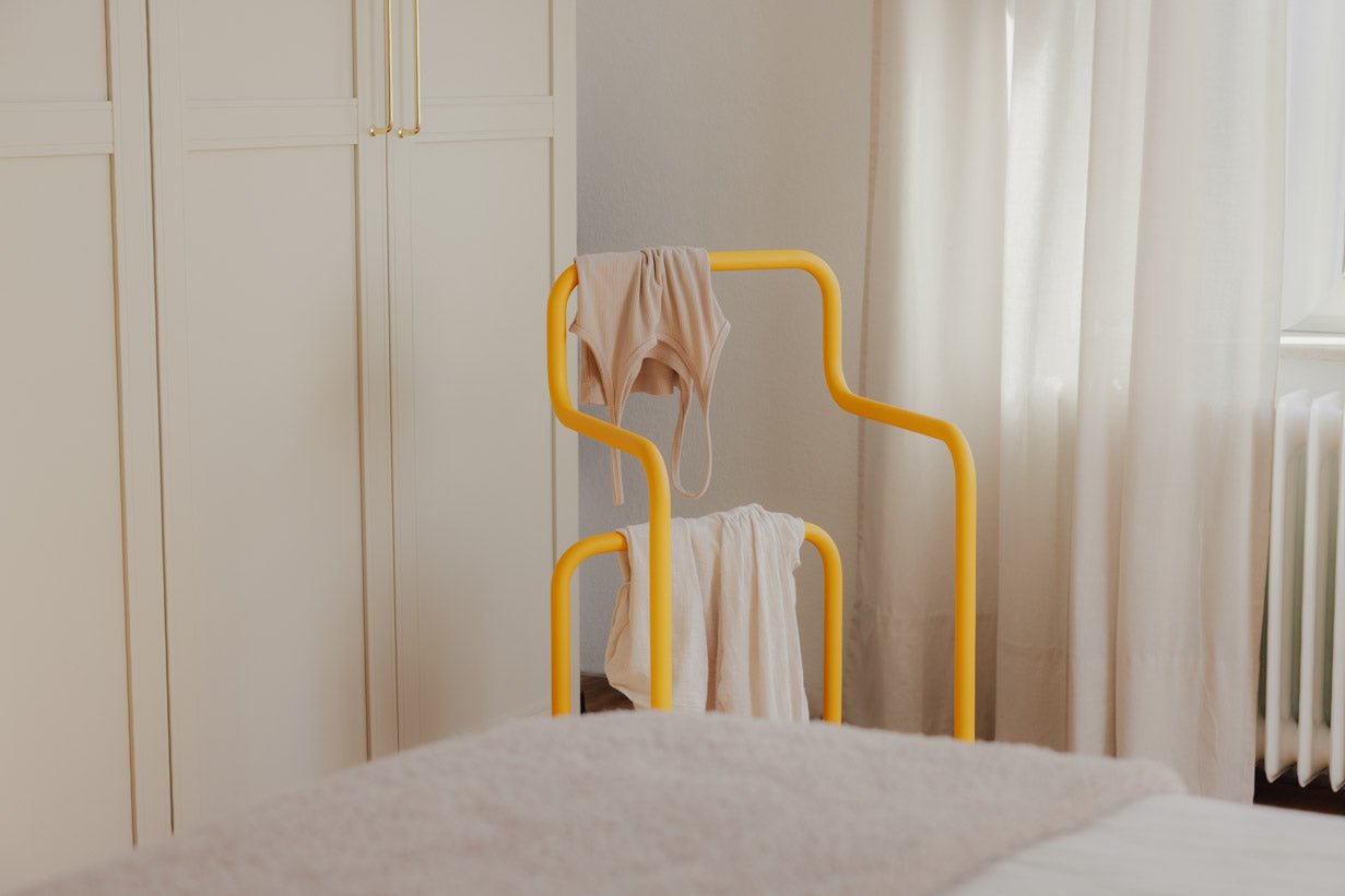 Garderobe James – Minimalistisk herretjener i stol-design