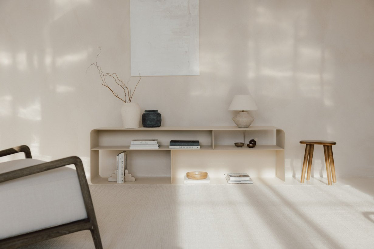 Lowboard Tavir – Pulverlakeret stål i retro-look