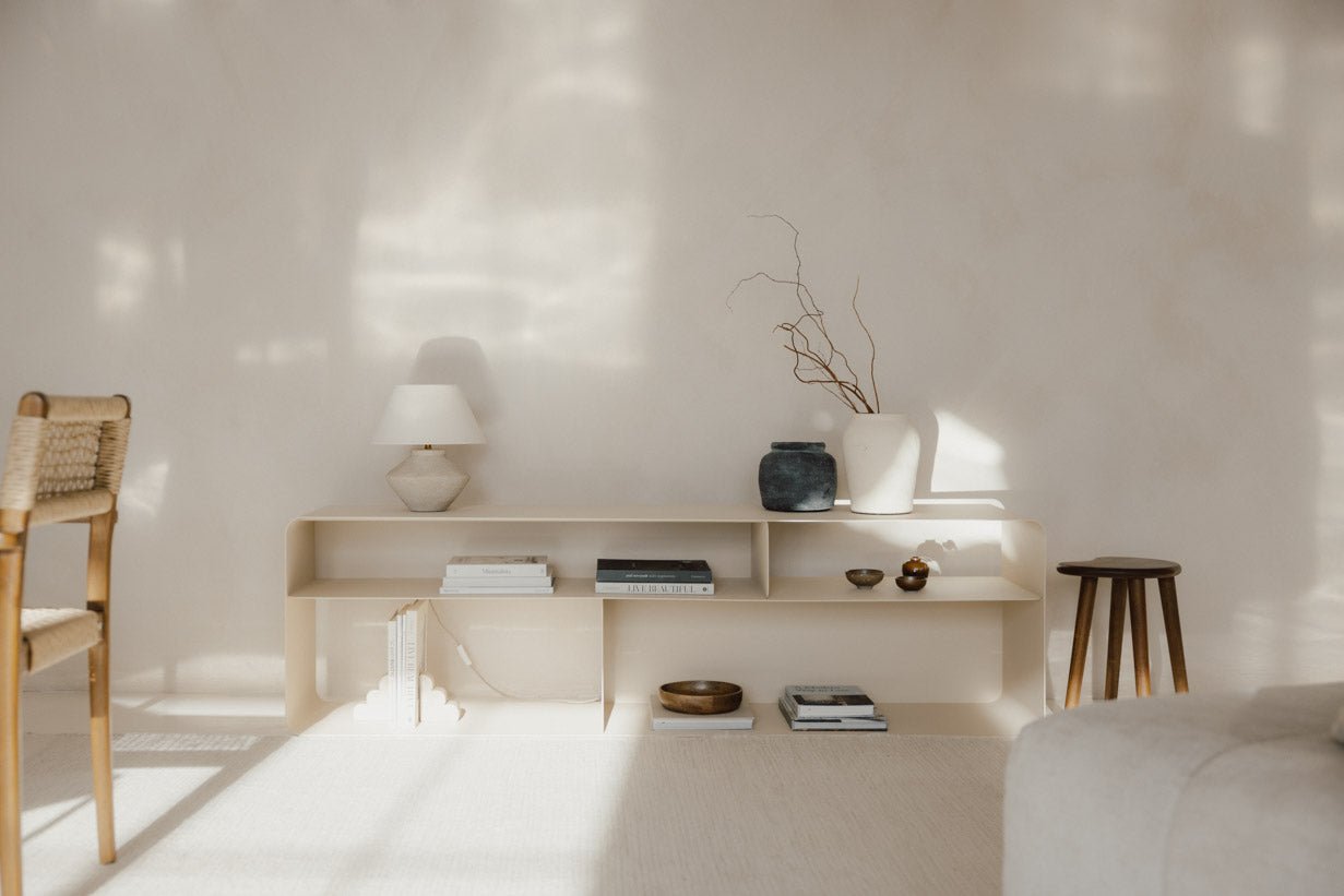 Lowboard Tavir – Pulverlakeret stål i retro-look