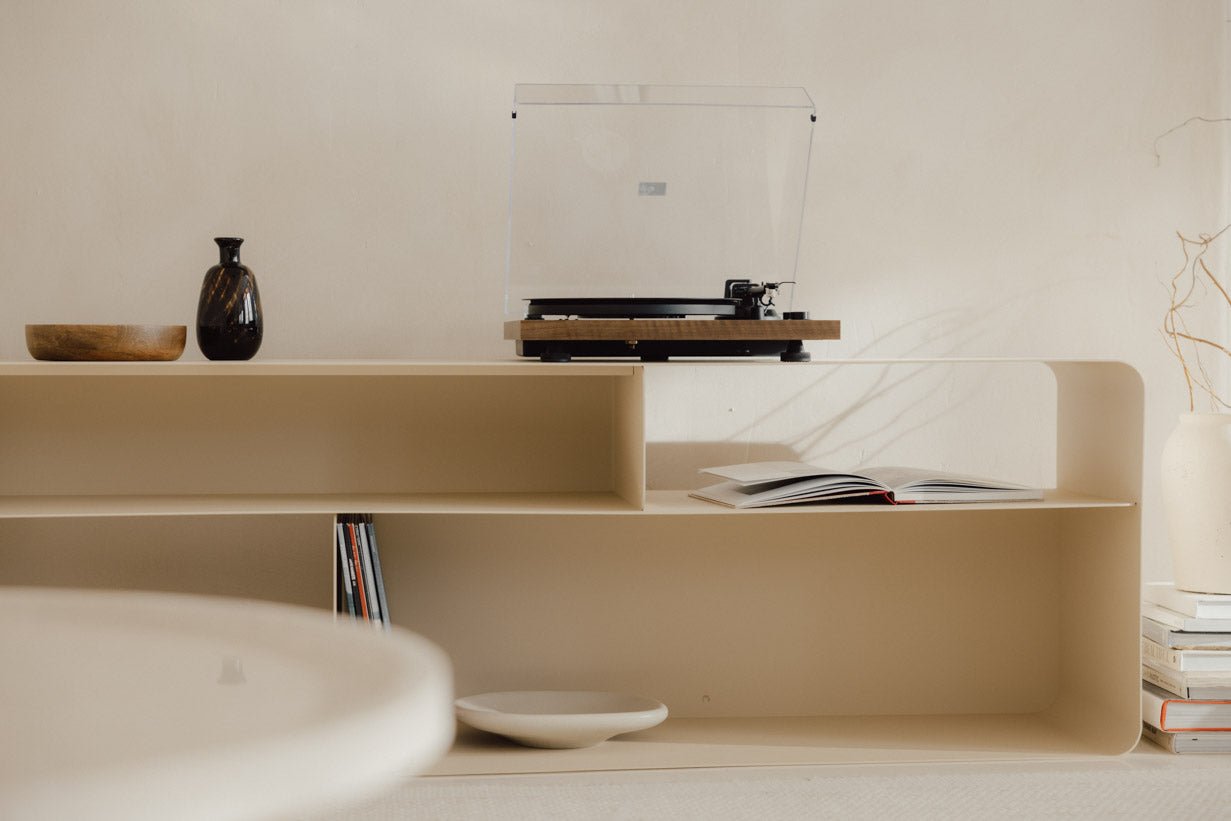 Lowboard Tavir – Pulverlakeret stål i retro-look