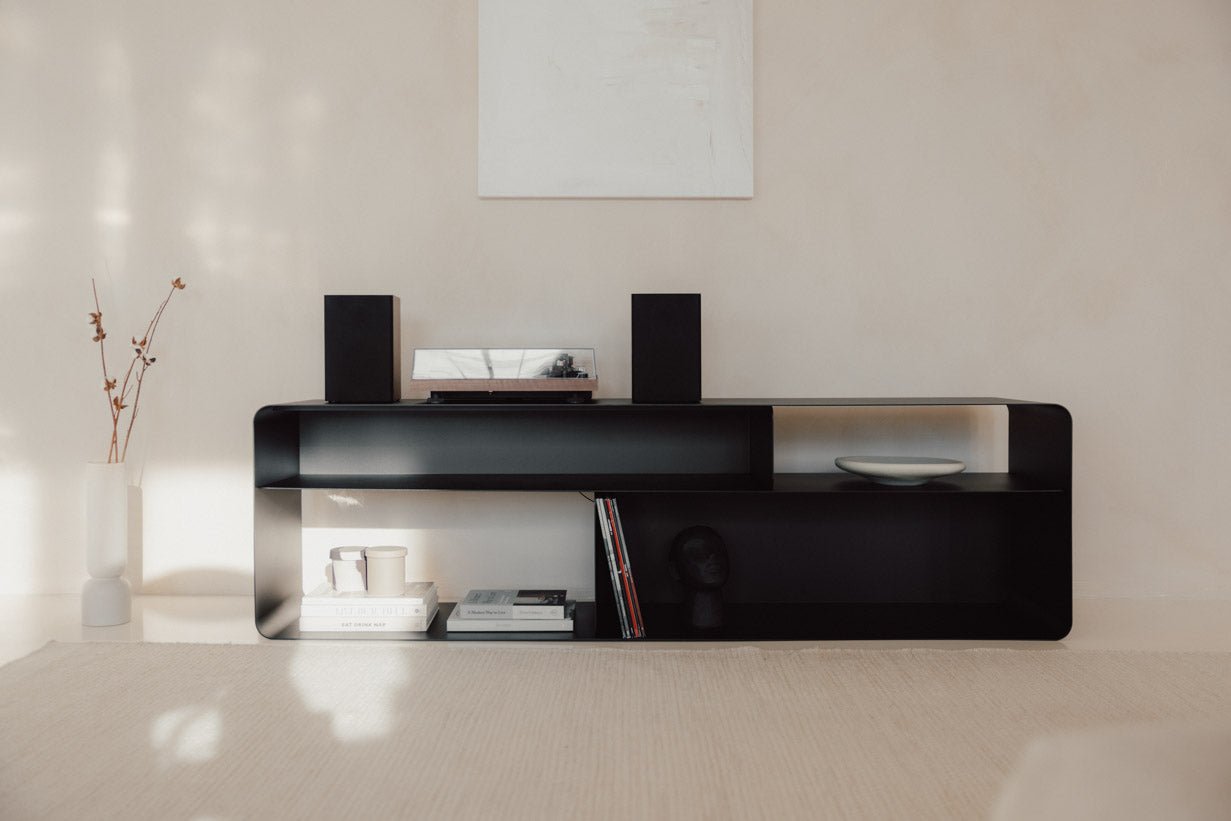 Lowboard Tavir – Pulverlakeret stål i retro-look