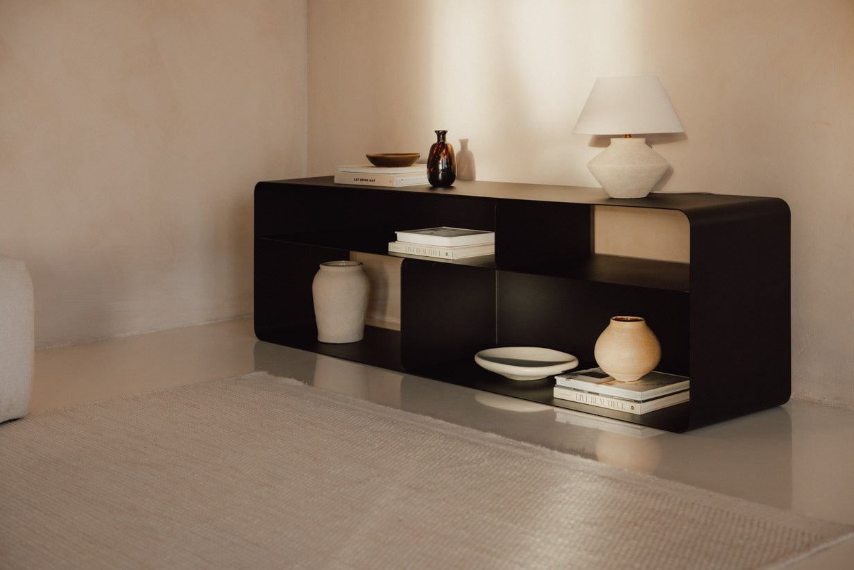 Lowboard Tavir – Pulverlakeret stål i retro-look