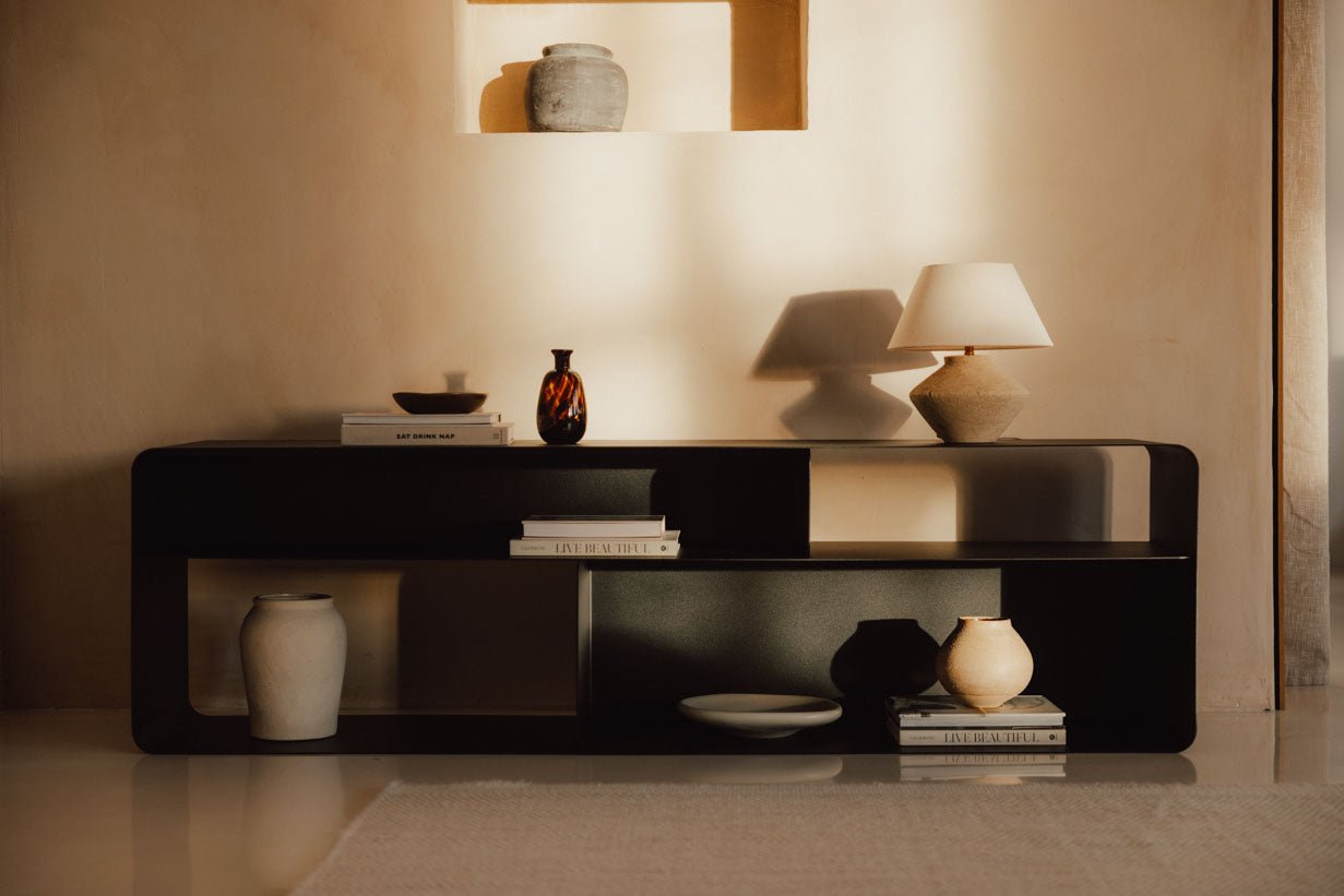 Lowboard Tavir – Pulverlakeret stål i retro-look