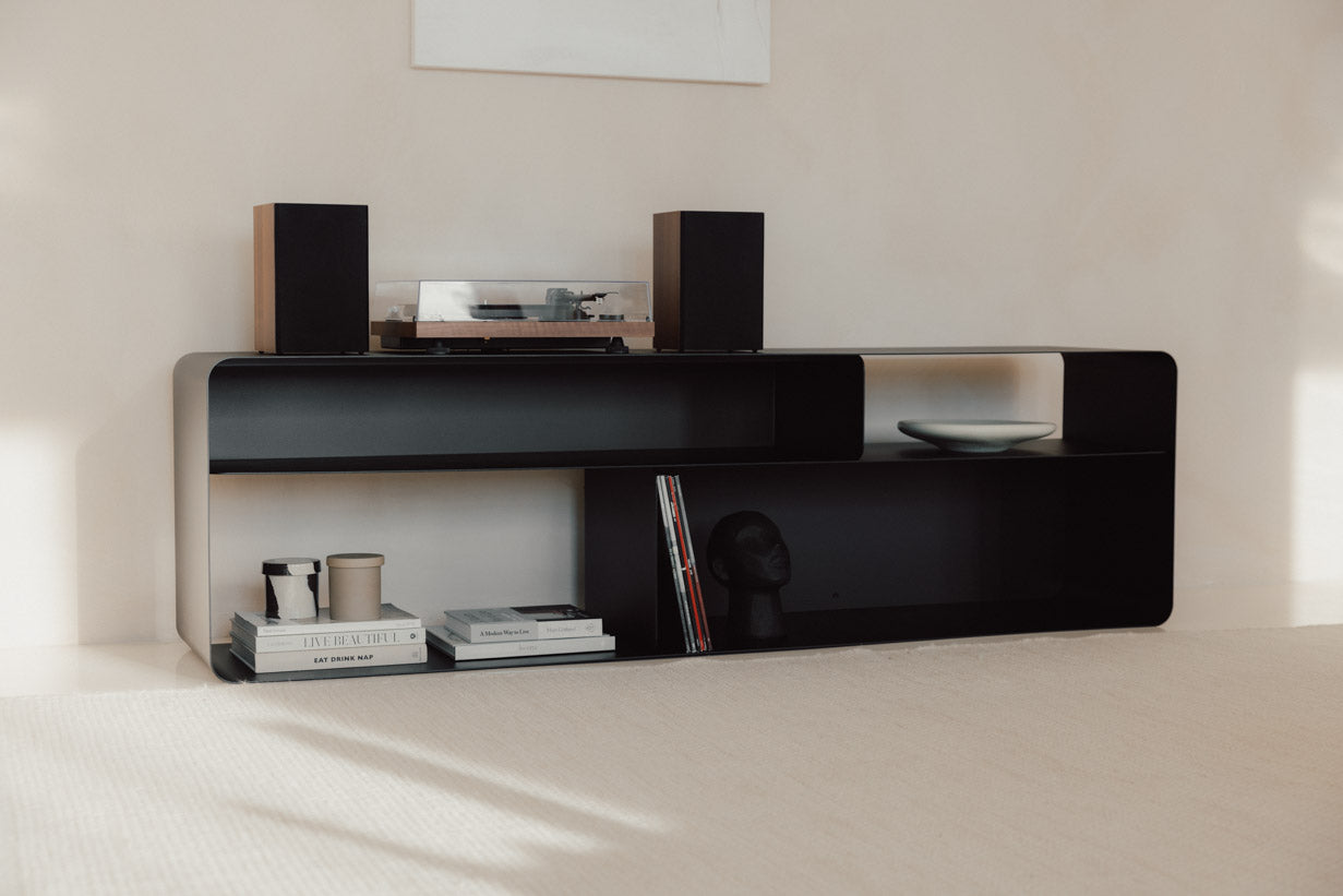 Lowboard Tavir – Pulverlakeret stål i retro-look