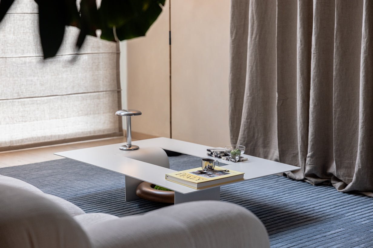 Couchtisch Cut – Minimalistisches Stahl-Design mit kreativer Öffnung
