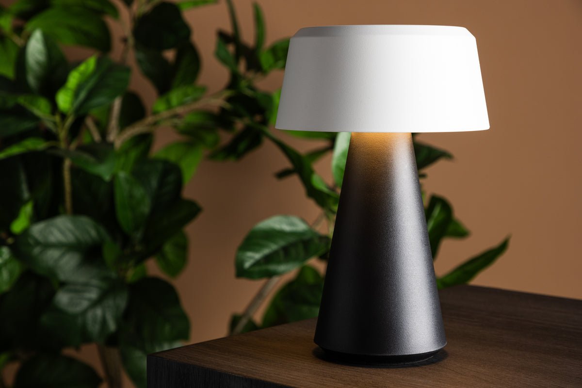 Outdoor-Tischlampe „Lynora“ – kabellose LED-Außenlampe in Schwarz-Weiß