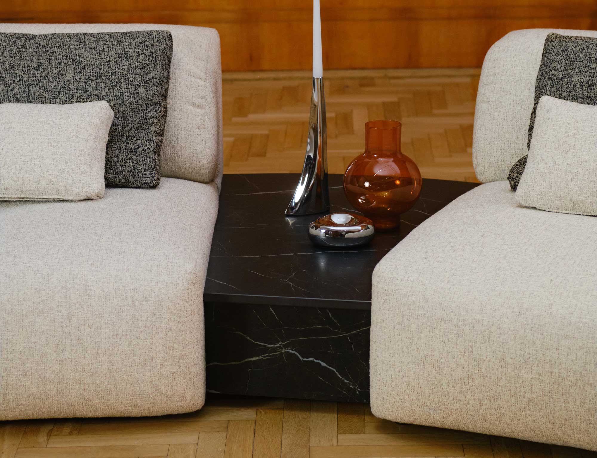Designer Wohnlandschaft Calm mit Beistellhocker in Bouclé