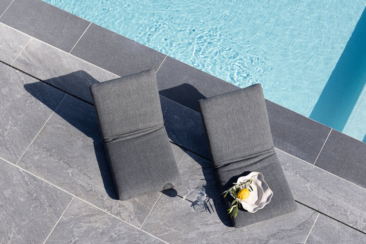 Sonnenliege Zephyra - aus Polyester mit Stahlgestell in Grau